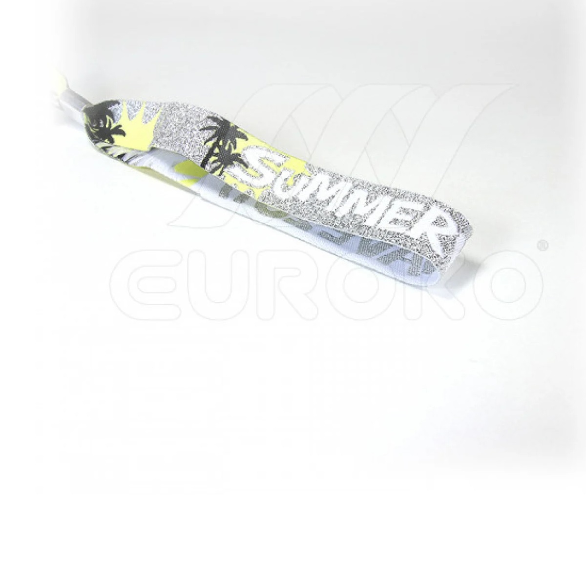 Ustvarite bleščeč dizajn z zlatimi ali srebrnimi kovinskimi nitmi.