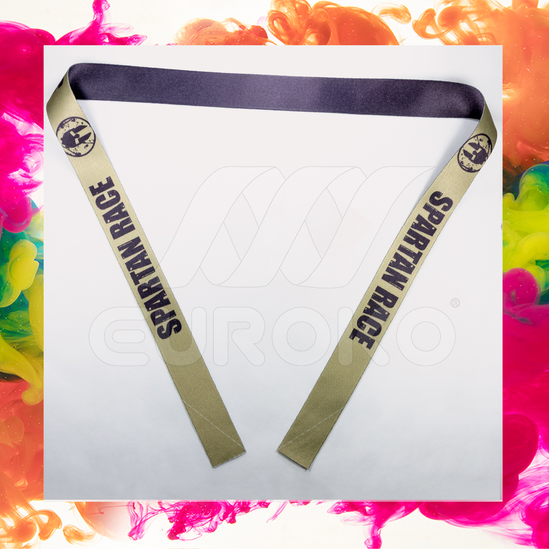 Odprti konci omogočajo enostavno pritrditev medalj in prilagoditev.