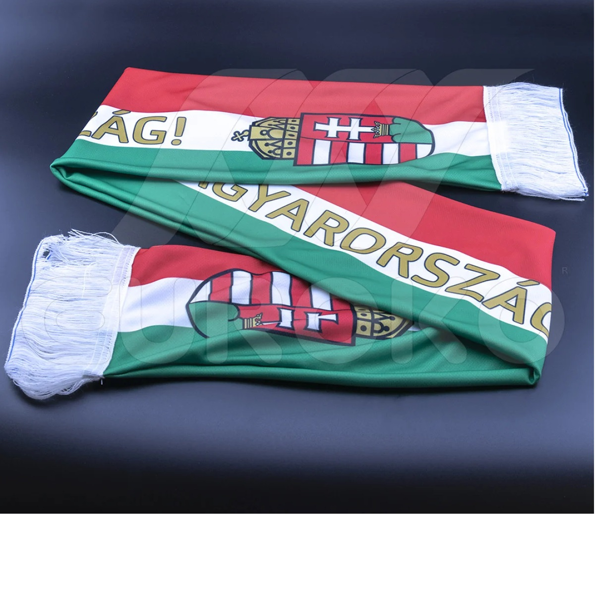 Profesionalen zaključek z belimi cofki za tradicionalen navijaški videz.