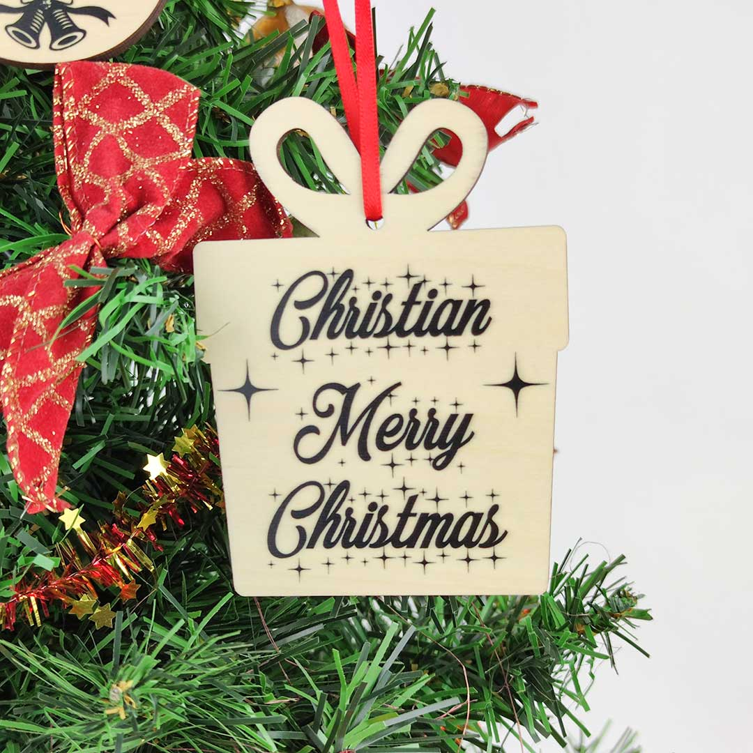 Visokokakosten lesen okrasek z elegantno obliko darila in rdečim trakom.