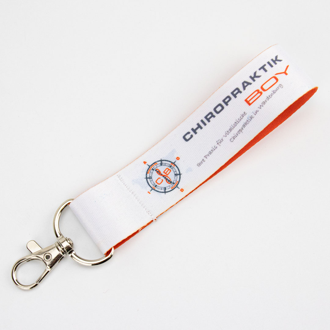 Kakovostna satinasta tkanina in kovinski karabiner za dolgotrajnost.