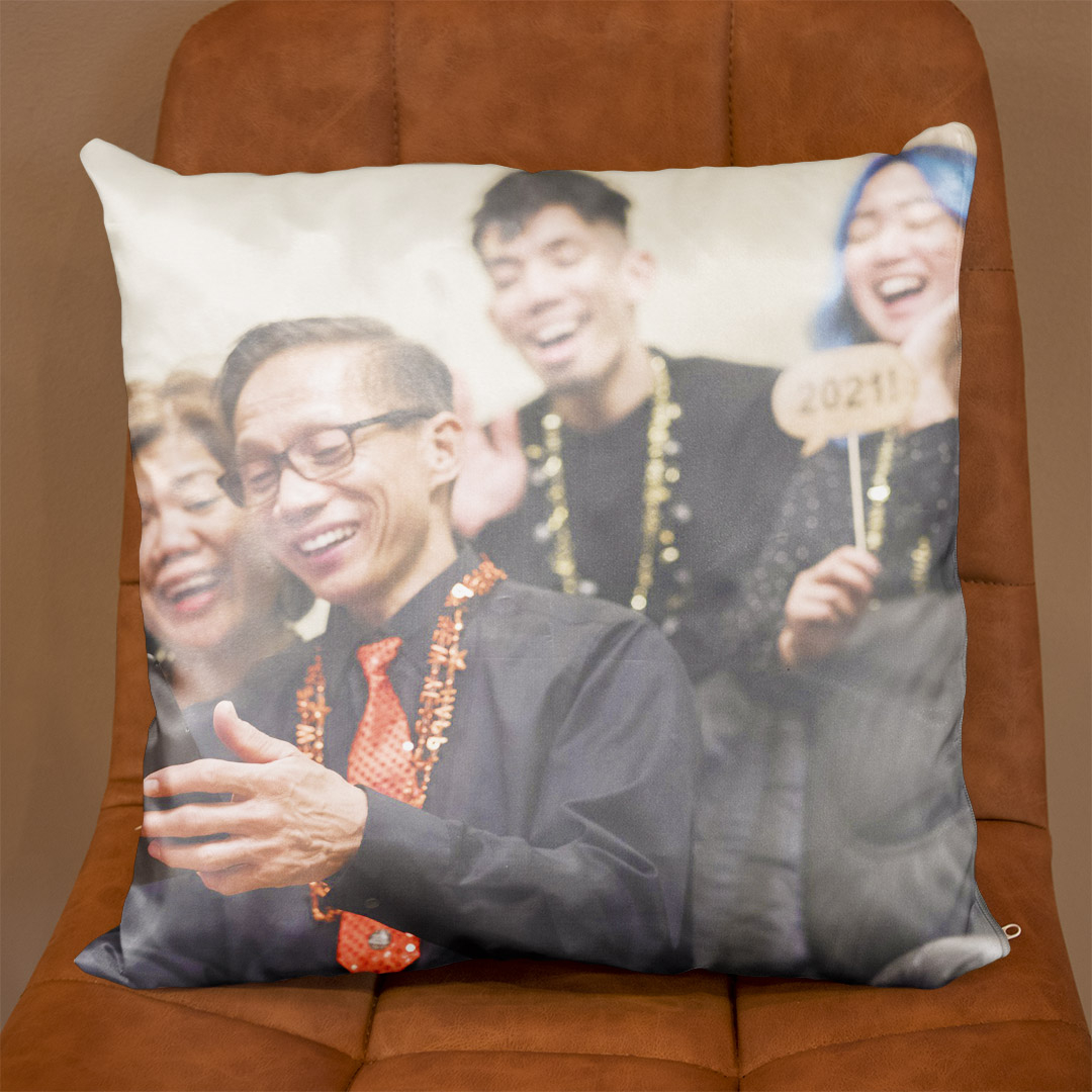 Kompletna blazina s polnilom, pripravljena za uporabo ali darilo.