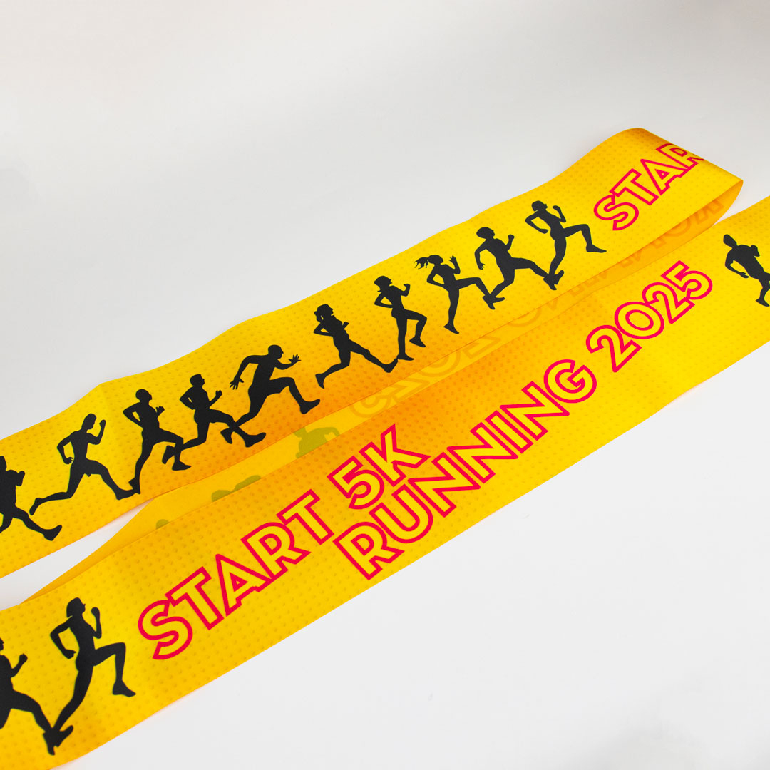 Polnobarvni tisk z živahnimi barvami in kompleksnimi grafičnimi elementi.