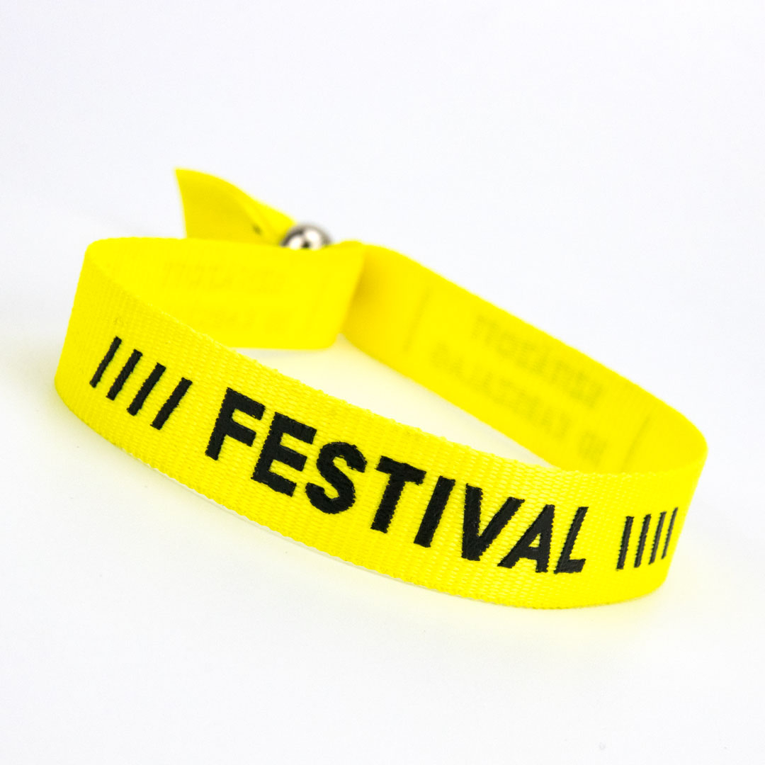 Premium rebrasti material za udobje in vzdržljivost na dogodkih.