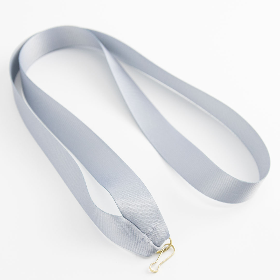 Srebrni satinski trak – hitra dostava v 2-5 delovnih dneh.