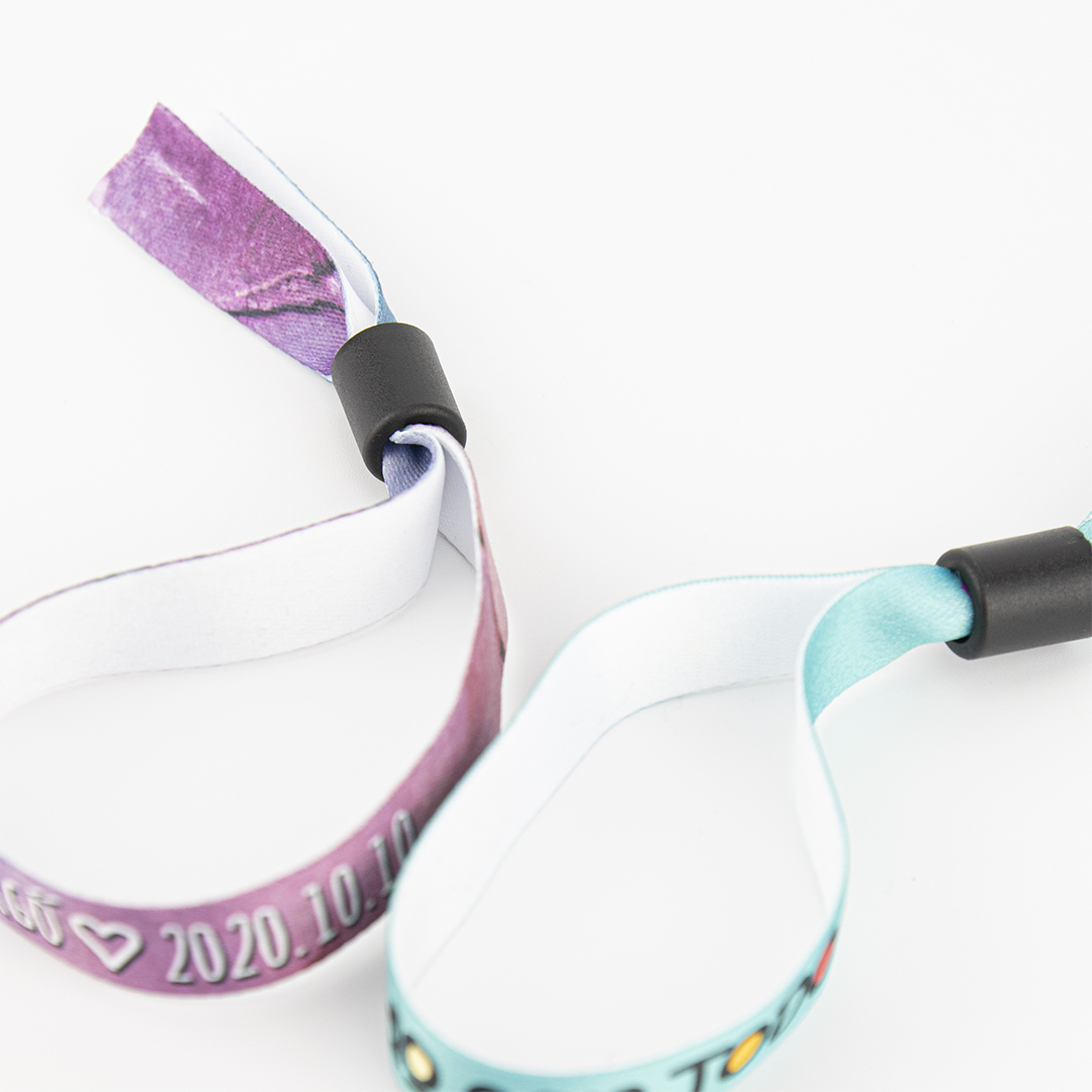 Mehak poliesterski saten zagotavlja udobje za večdnevne dogodke.