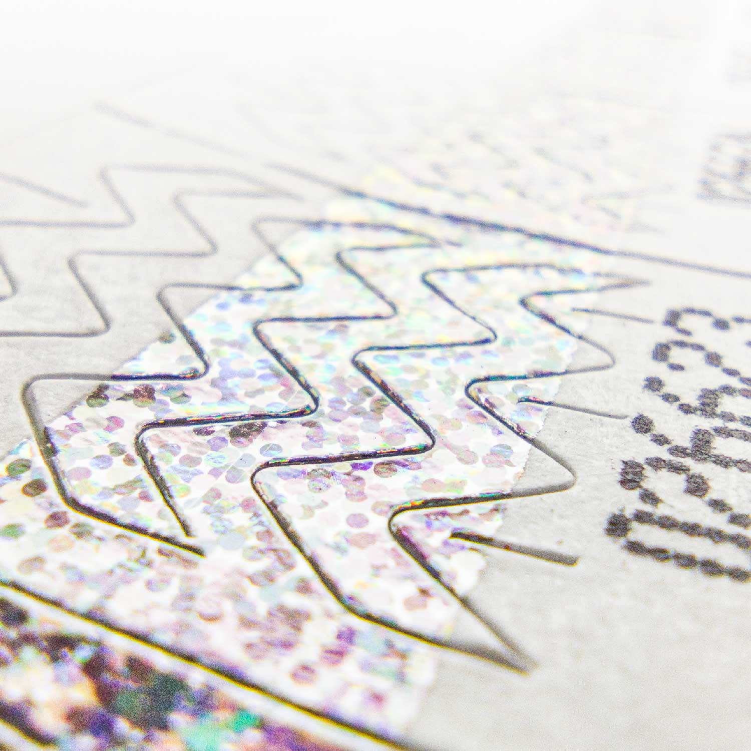 Perforirana zapora preprečuje odstranitev in prenos zapestnice.