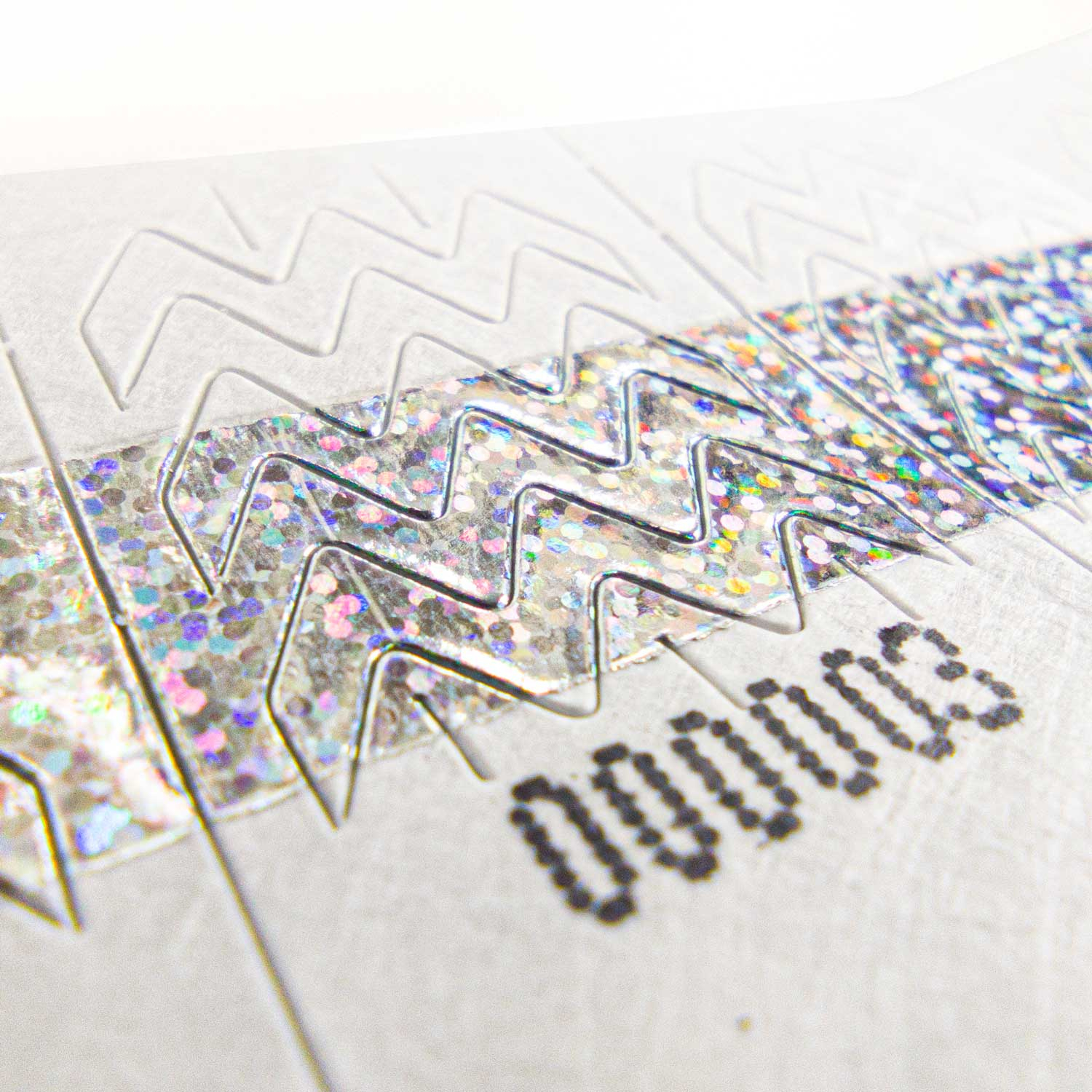 Vrhunski Tyvek material zagotavlja vzdržljivost in udobje pri nošenju.