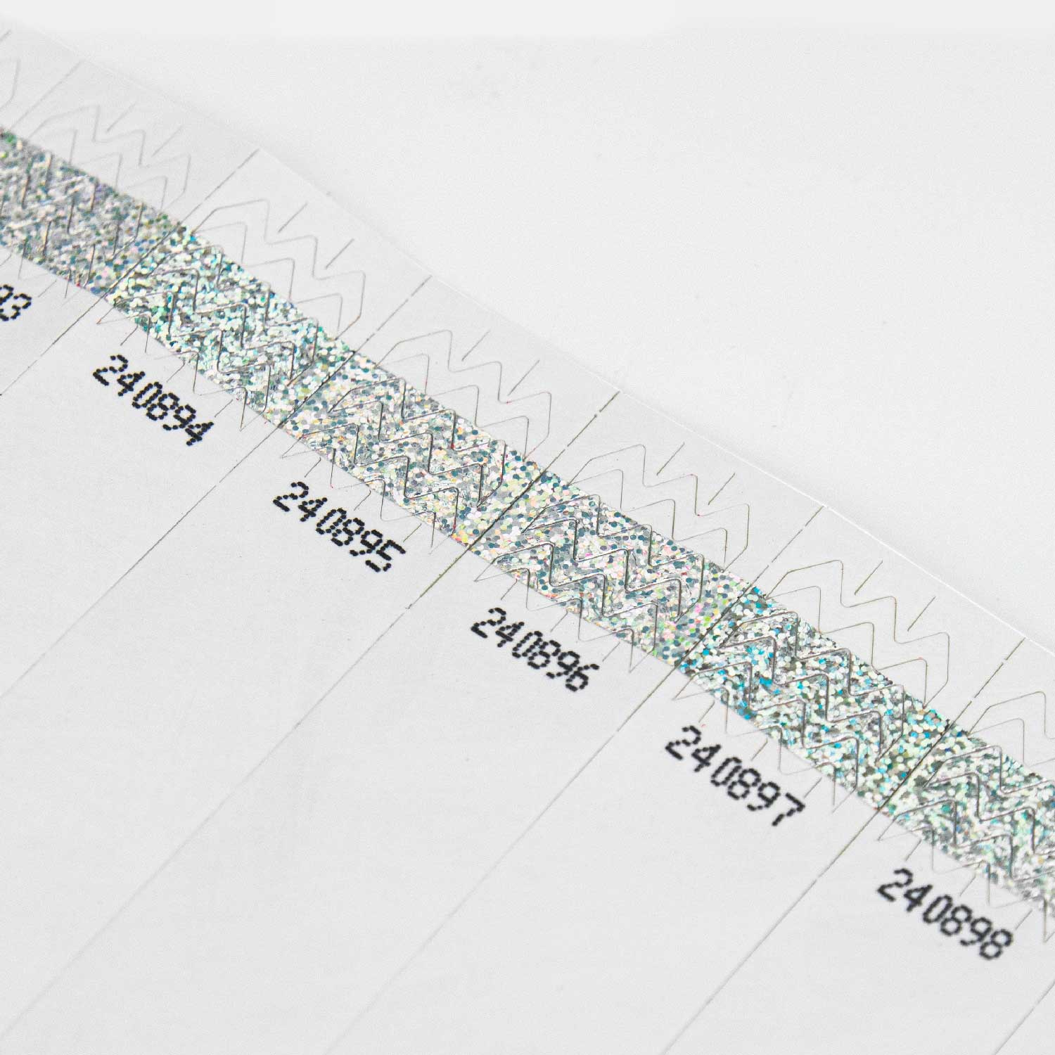 Unikatne zaporedne številke omogočajo natančno sledenje obiskovalcev.