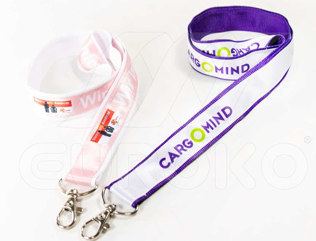 Dvoslojna konstrukcija: saten na poliestrski osnovi za vrhunsko kakovost.