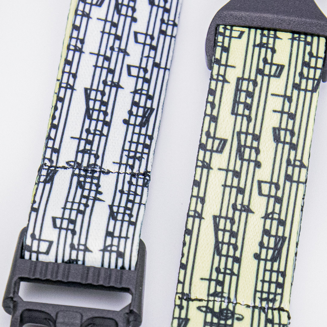 Kakovostna izdelava z vzdržljivim materialom in detajlnim tiskom.