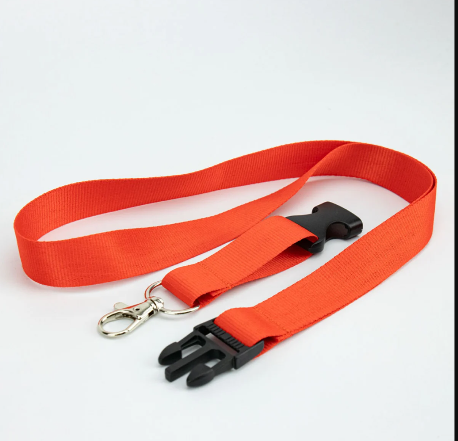 Kovinska kavelj zagotavlja varno pritrditev ID kartic in ključev.