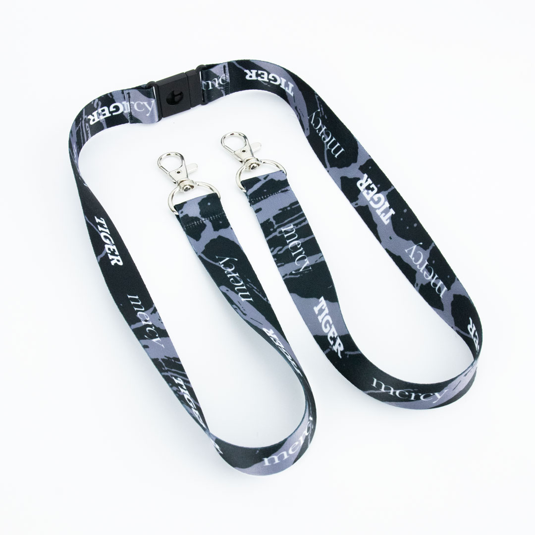 Dva kovinska karabina omogočata pritrjevanje več predmetov hkrati.