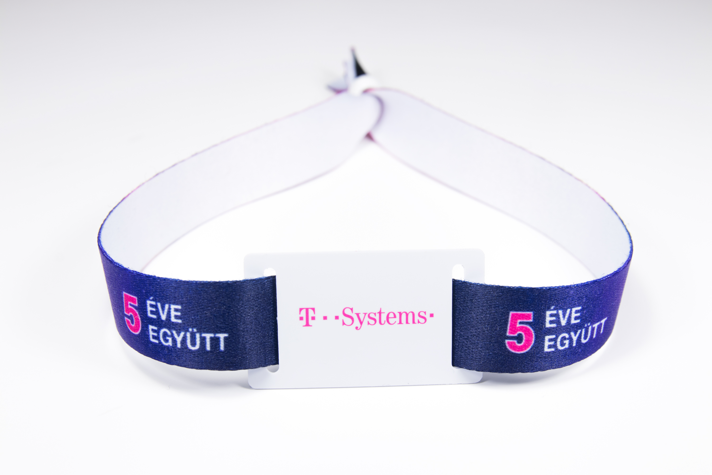 RFID čip za hitro branje podatkov in varno sledljivost obiskovalcev.