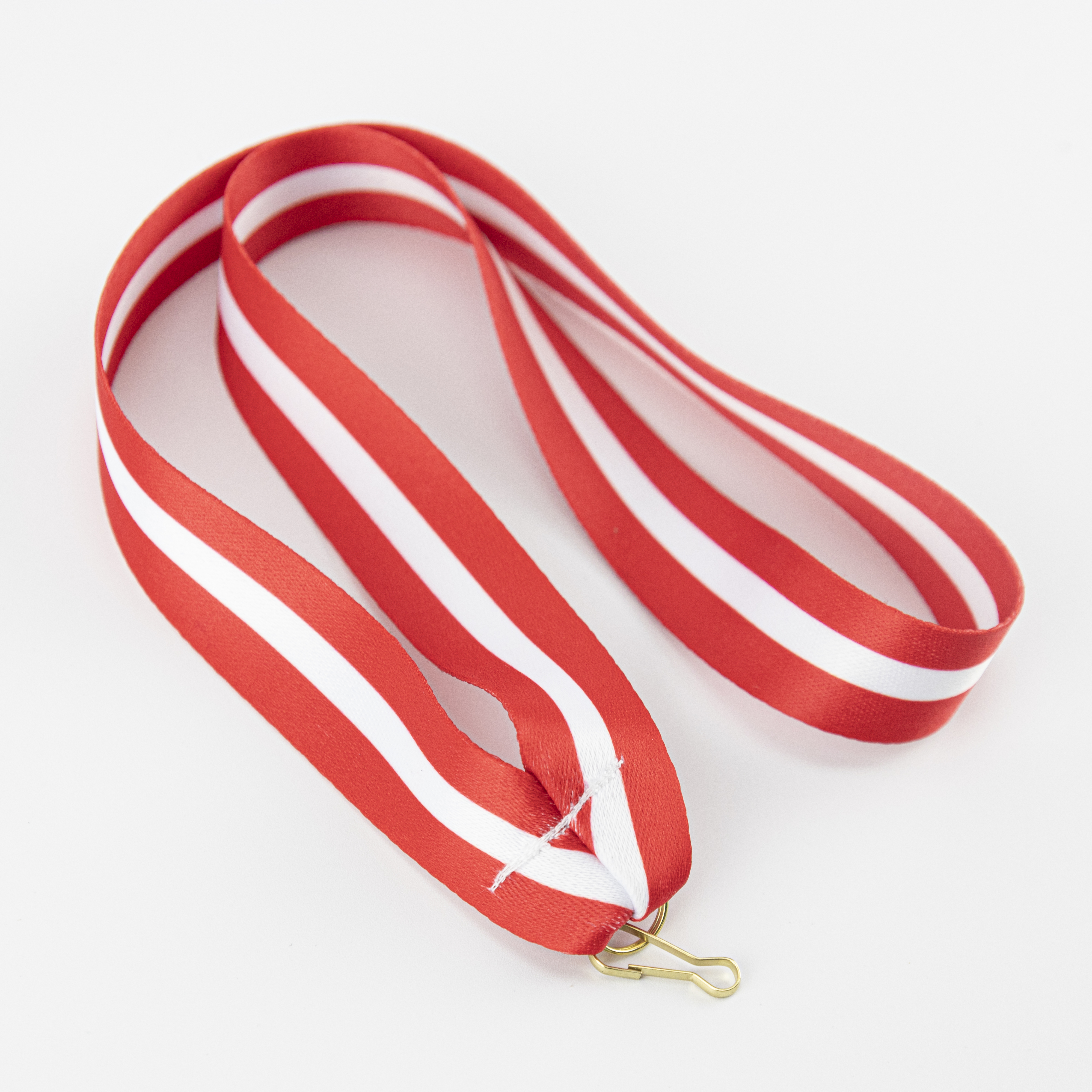 Zlato barvan kovinski obroček omogoča enostavno pritrditev medalj.