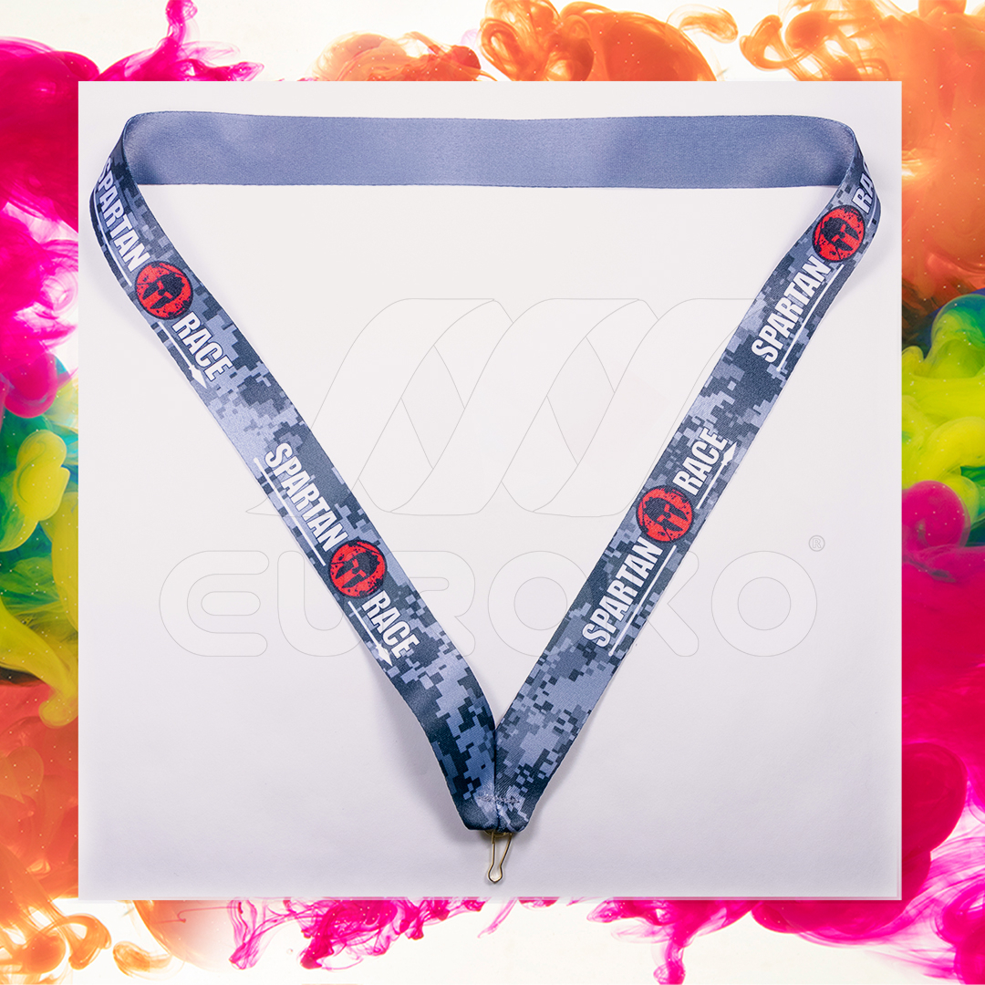 Sijočen satenski material z izjemno kakovostjo tiska in detajli.