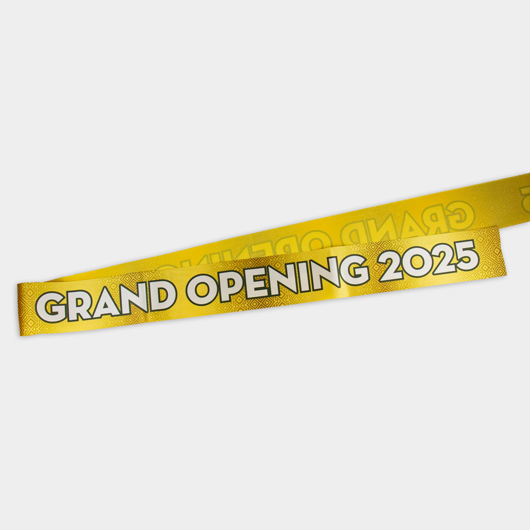 Eleganten satenast material z luksuznim sijajem za slovesnosti.