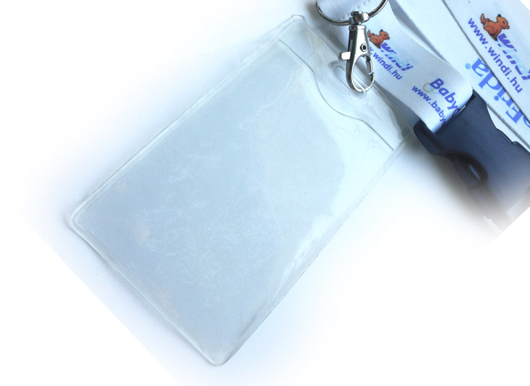 Popolna kompatibilnost z vrvicami in sponkami za priročno nošenje.