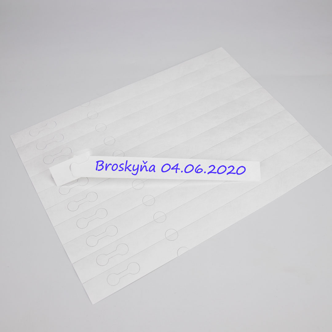 Bela površina omogoča enostavno ročno pisanje z vsakršnim pisalom.