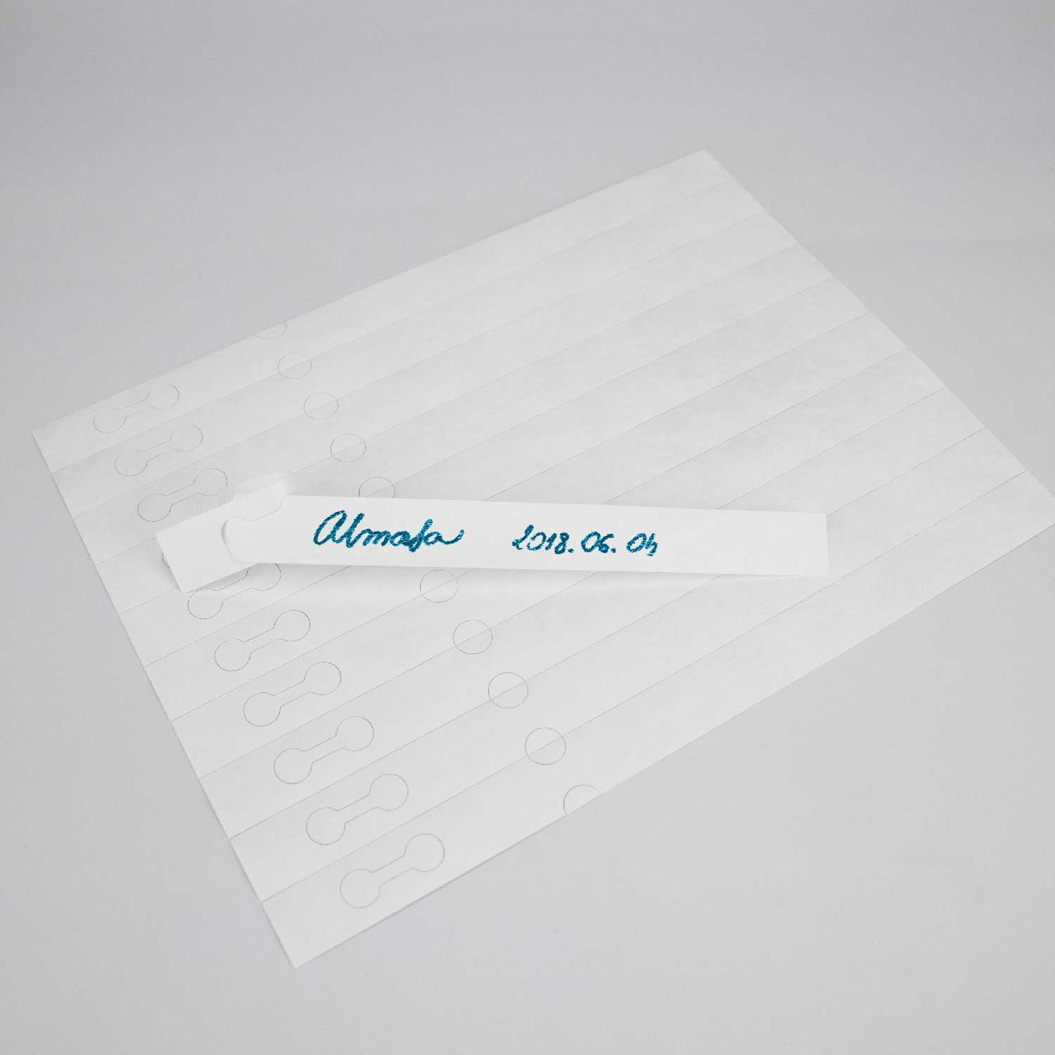 Perforirane linije omogočajo hitro trganje brez uporabe škarij.