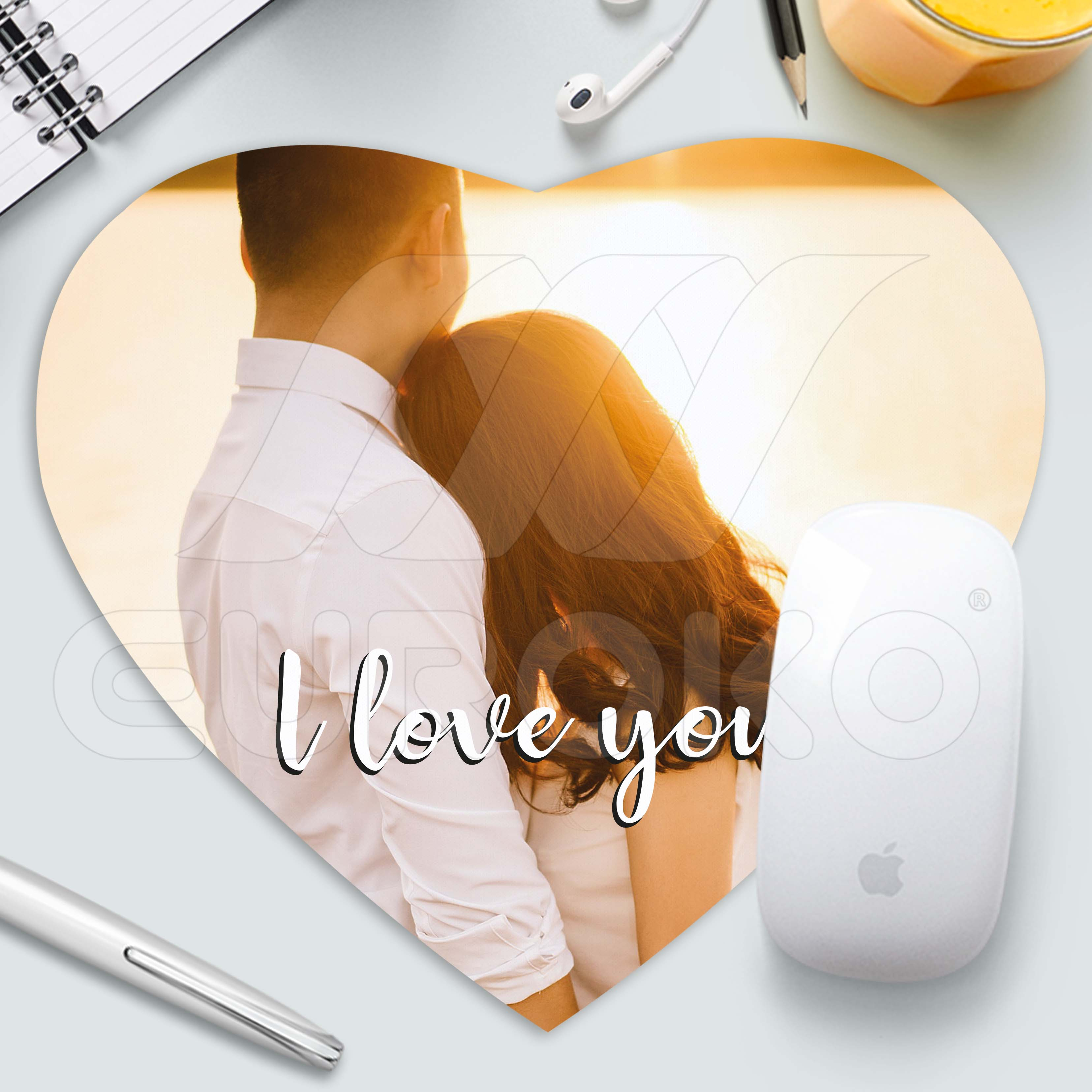 Romantična oblika srca prinaša oseben pridih vašemu delovnemu prostoru.