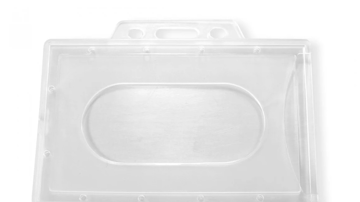 Trden polikarbonatni etui zagotavlja odlično zaščito vaših kartic.