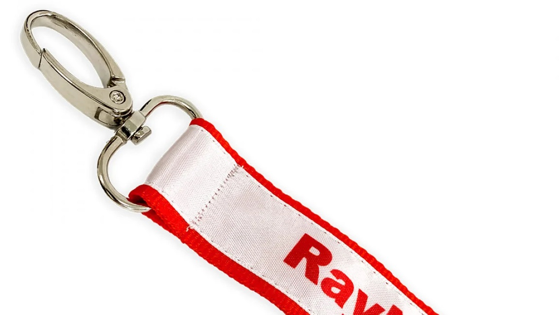 Dvoplastna konstrukcija iz satena in poliestra za eleganten videz.