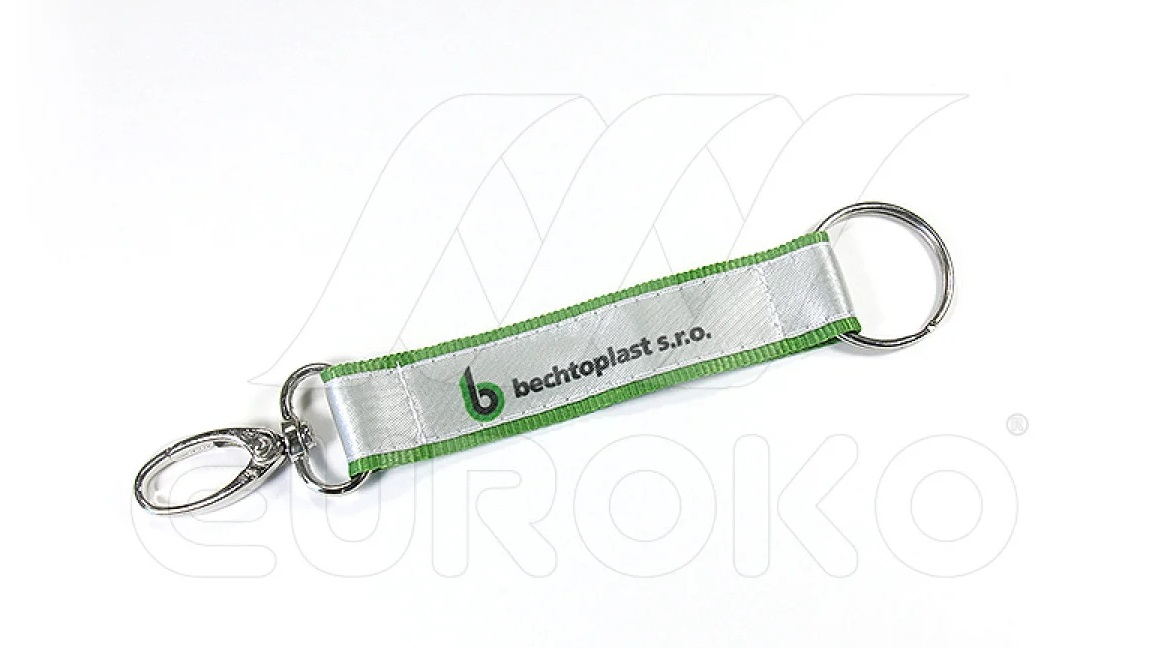 Dvoplastna zasnova: satenska površina in teksturirana podlaga.