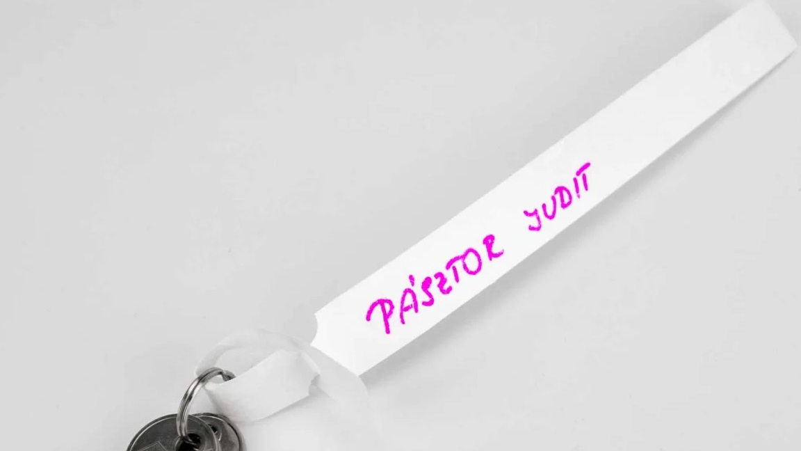 Enostavna samolepilna pritrditev brez dodatnih orodij ali pripomočkov.