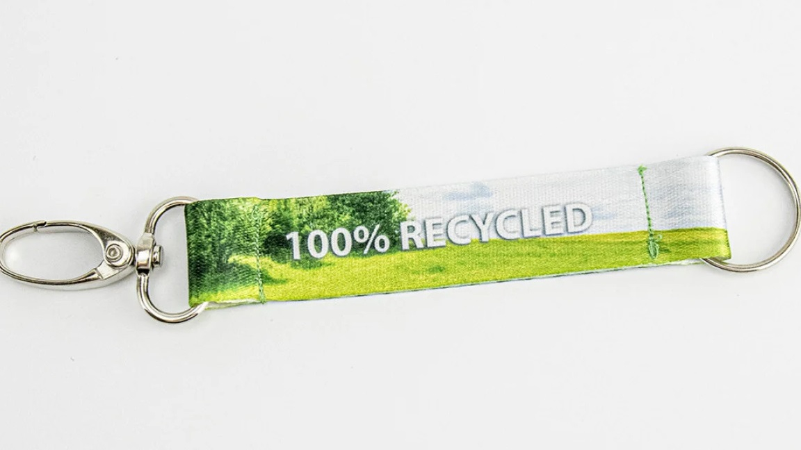 Kovinski obročk in karabinček za vsakodnevno uporabo.