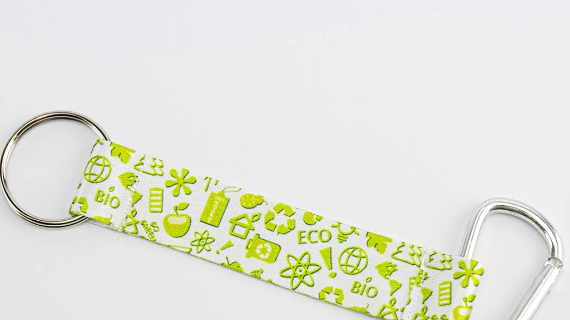 Praktičen obesek z velikim karabinom za vsakodnevno uporabo.