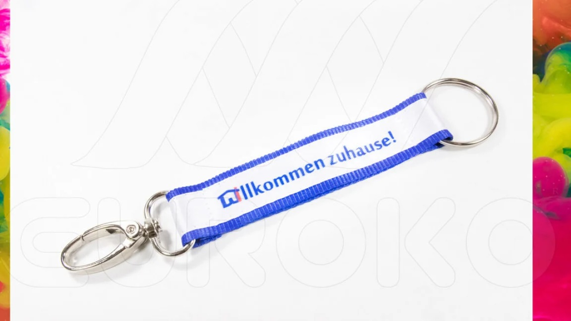 Opremljen z obročkom za ključe in ovalnim obesnim kaveljčkom.