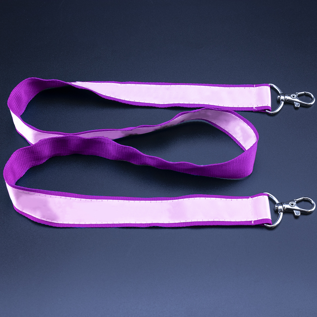 Dvoslojna konstrukcija iz satena in poliestra za vrhunsko kakovost.