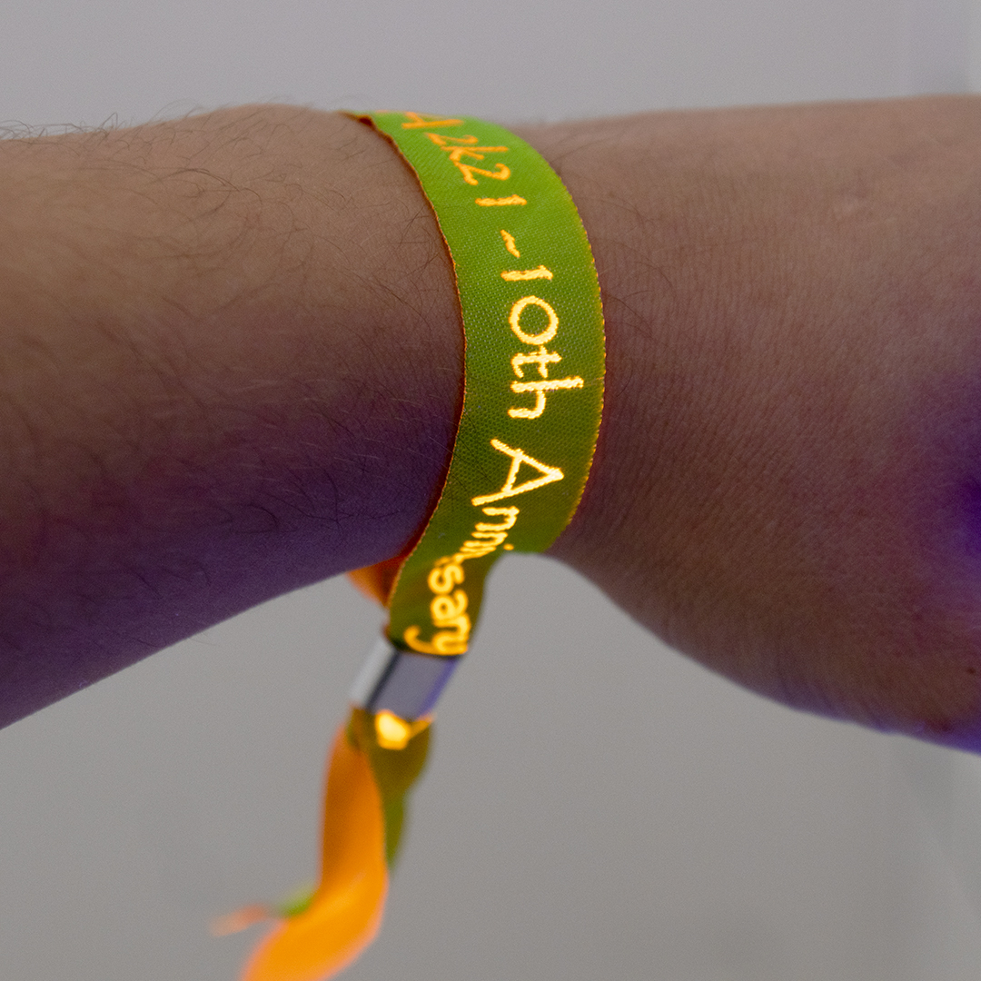 Vrhunsko tkani material zagotavlja udobje pri dolgotrajnem nošenju.