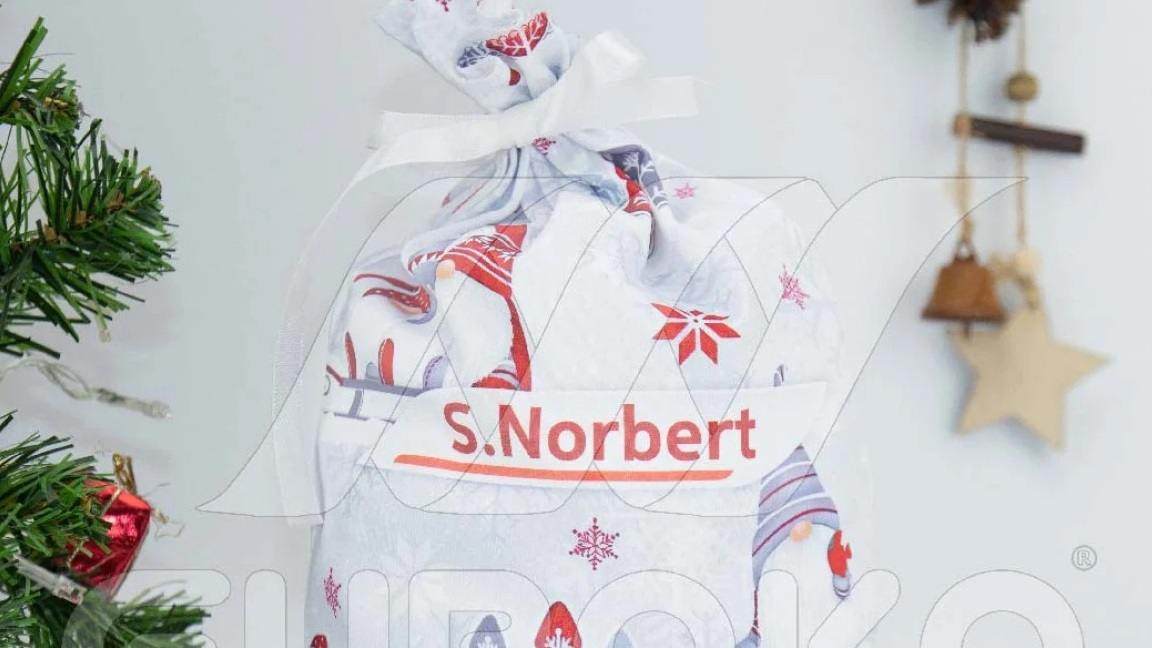 Personalizirajte vrečo z imenom za nepozabno darilo.