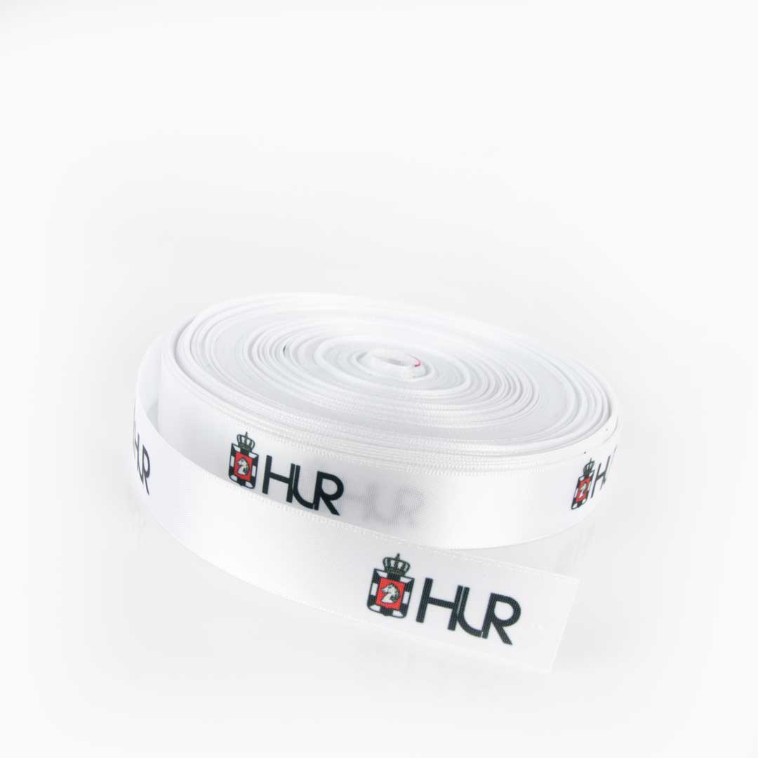 Vrhunski satenasti material z luksuznim sijajem in gladko teksturo.