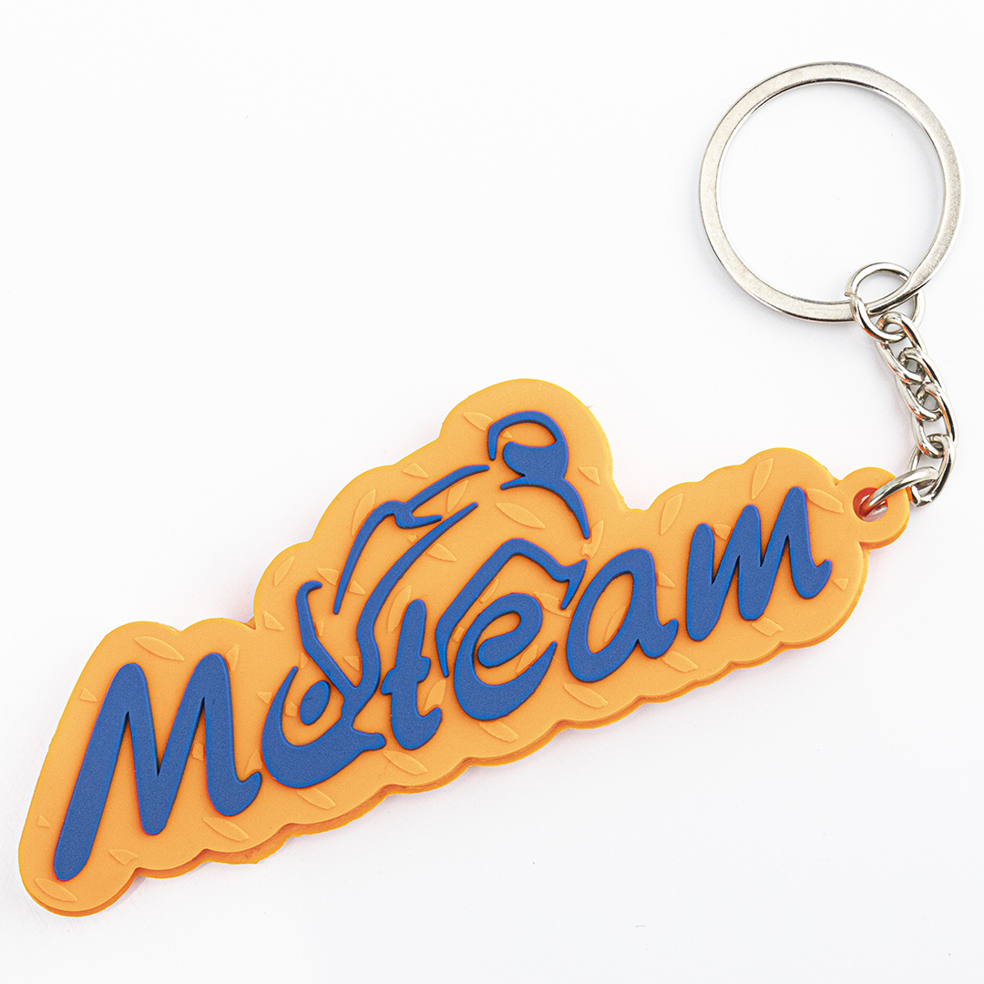 Enostavna pritrditev s kovinsko verižico in obročem za ključe.