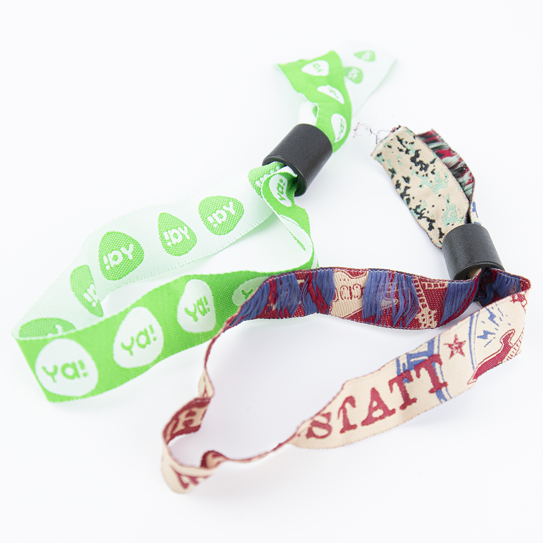 Tkani dizajn z več barvami ustvarja ekskluziven profesionalen videz.