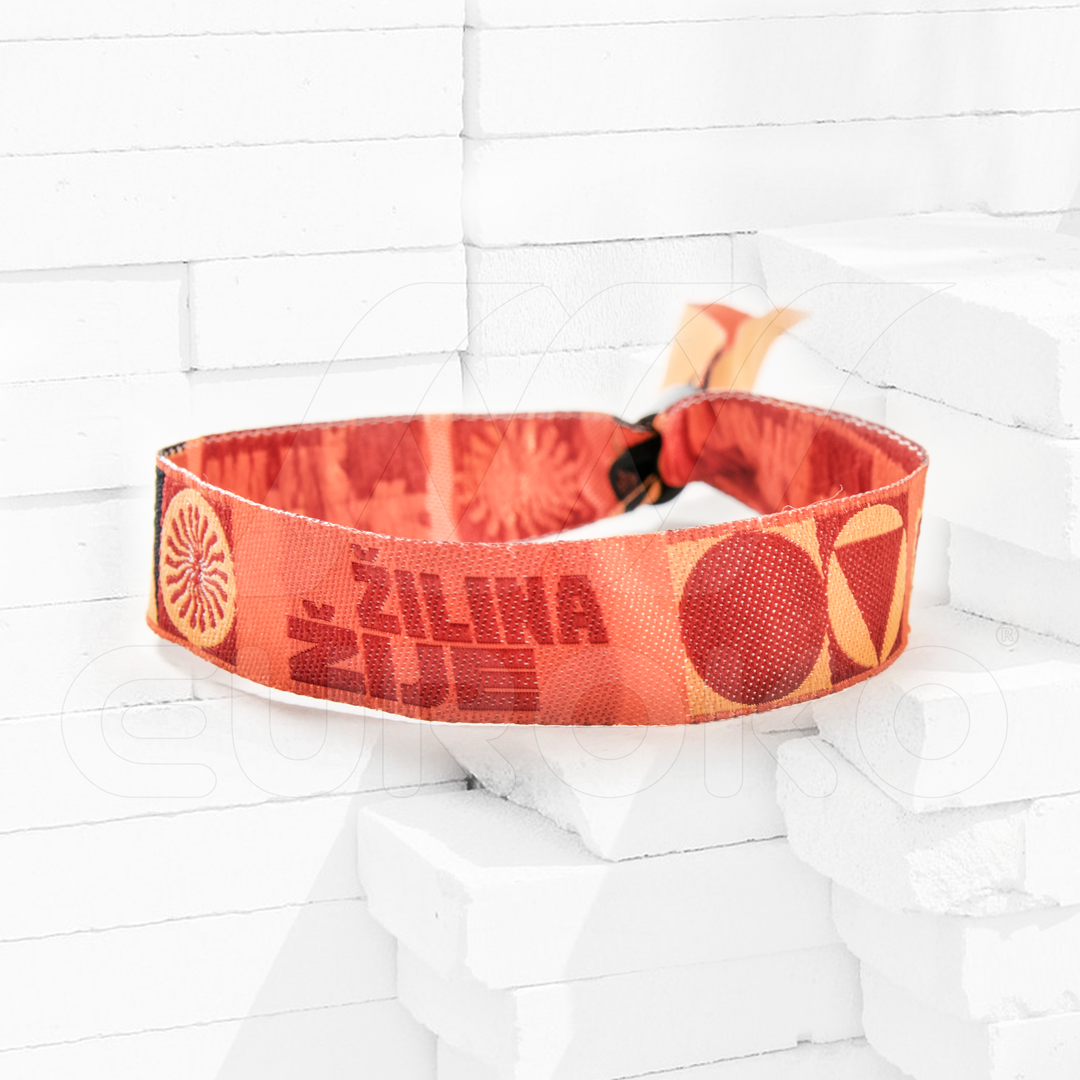 Tkana poliester nit zagotavlja izjemno trdnost in vodoodpornost.