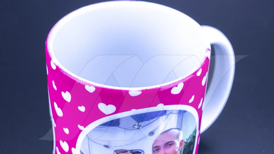 Visokokakovostni porcelan za dolgotrajno uporabo in živahne barve.