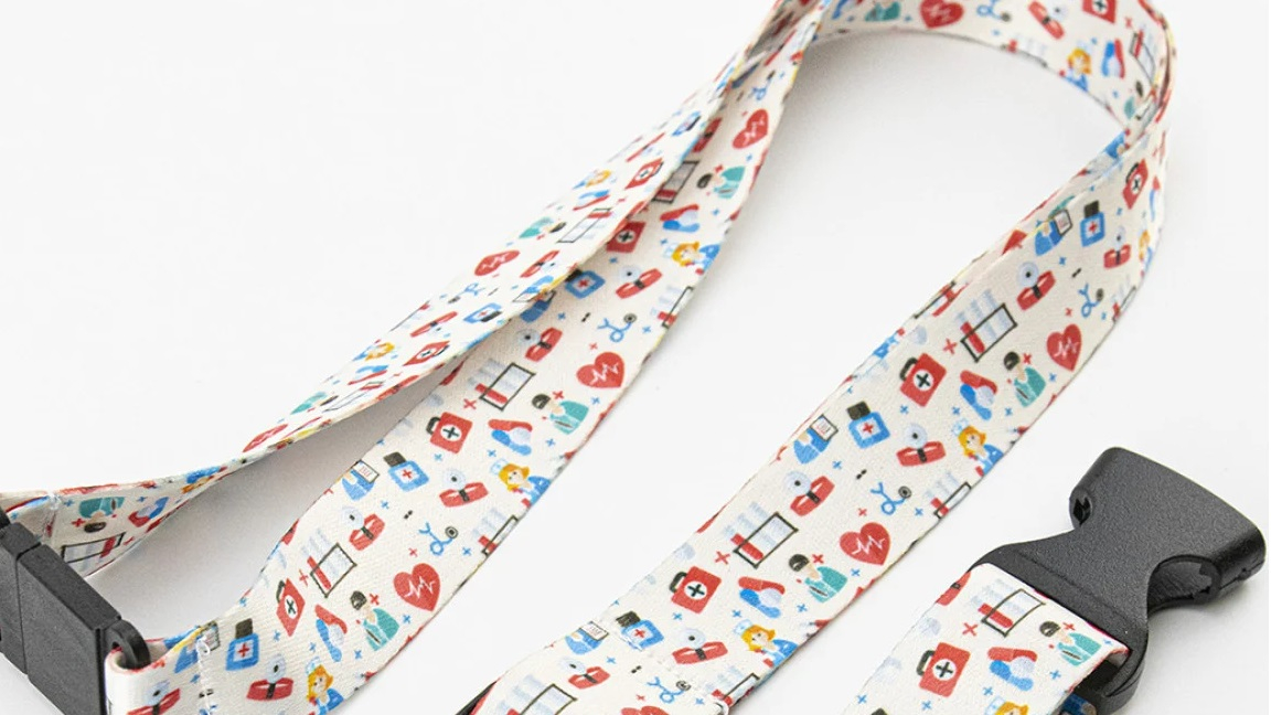 Živahen medicinski dizajn s srčki in stetoskopi na beli podlagi.