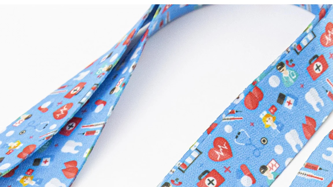 Živahni medicinski motivi v polni barvi na trajnostnem materialu.