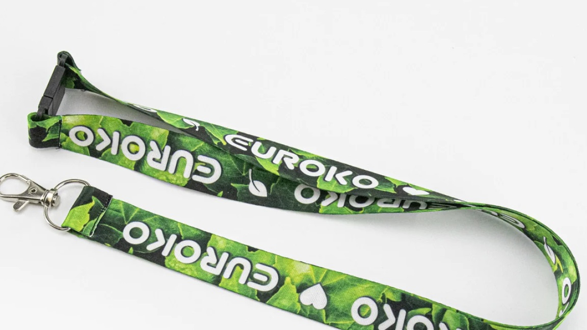 Pokažite svojo zavezanost trajnosti z našimi RPET ovratnimi trakovi.