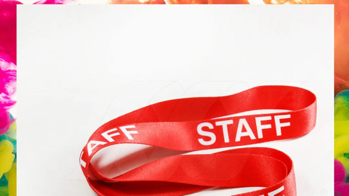 Kakovosten satenast material z jasnim, vidnim belim tiskom.