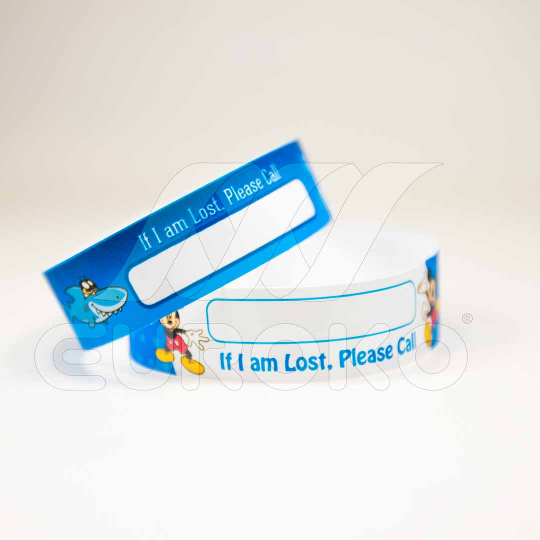 Varnostne zapestnice z jasnim poljem za kontaktne podatke staršev.