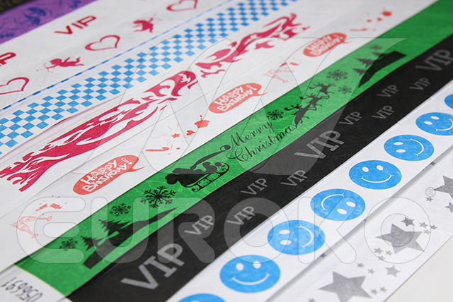 Široka izbira vnaprej potiskanih zapestnic, takoj na voljo iz zaloge.