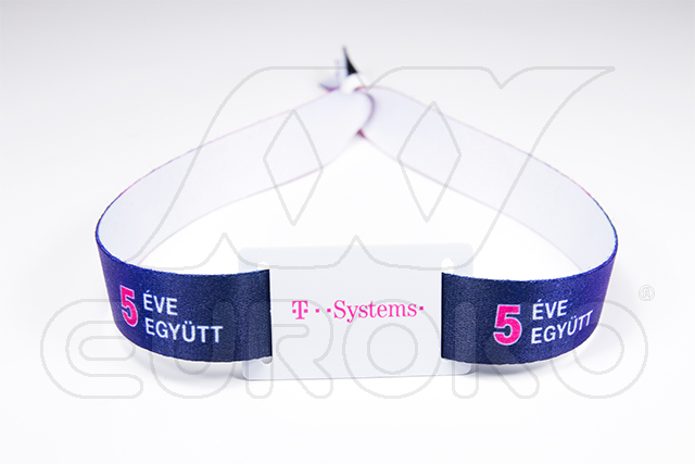 Prilagodljivo zapiranje za udobno nošnjo vseh velikosti zapestij.